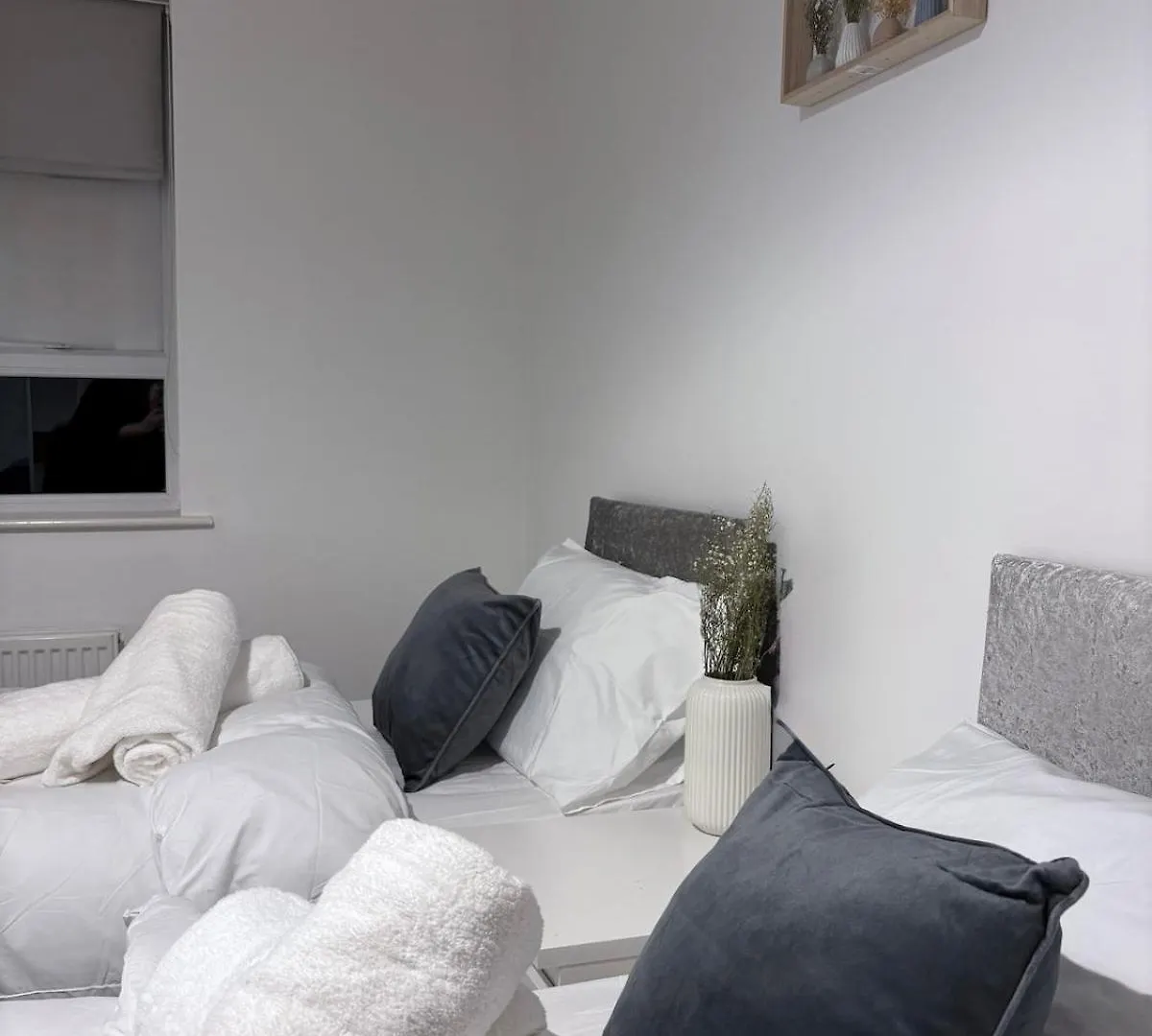 2-Bedroom 1-Bathroom Apartment Sheffield, Sleeps Up To 4, 1-Double Bed 2-Single Beds Open Plan Kitchen With Dining Area And Lounge 0*, Σέφιλντ Ηνωμένο Βασίλειο