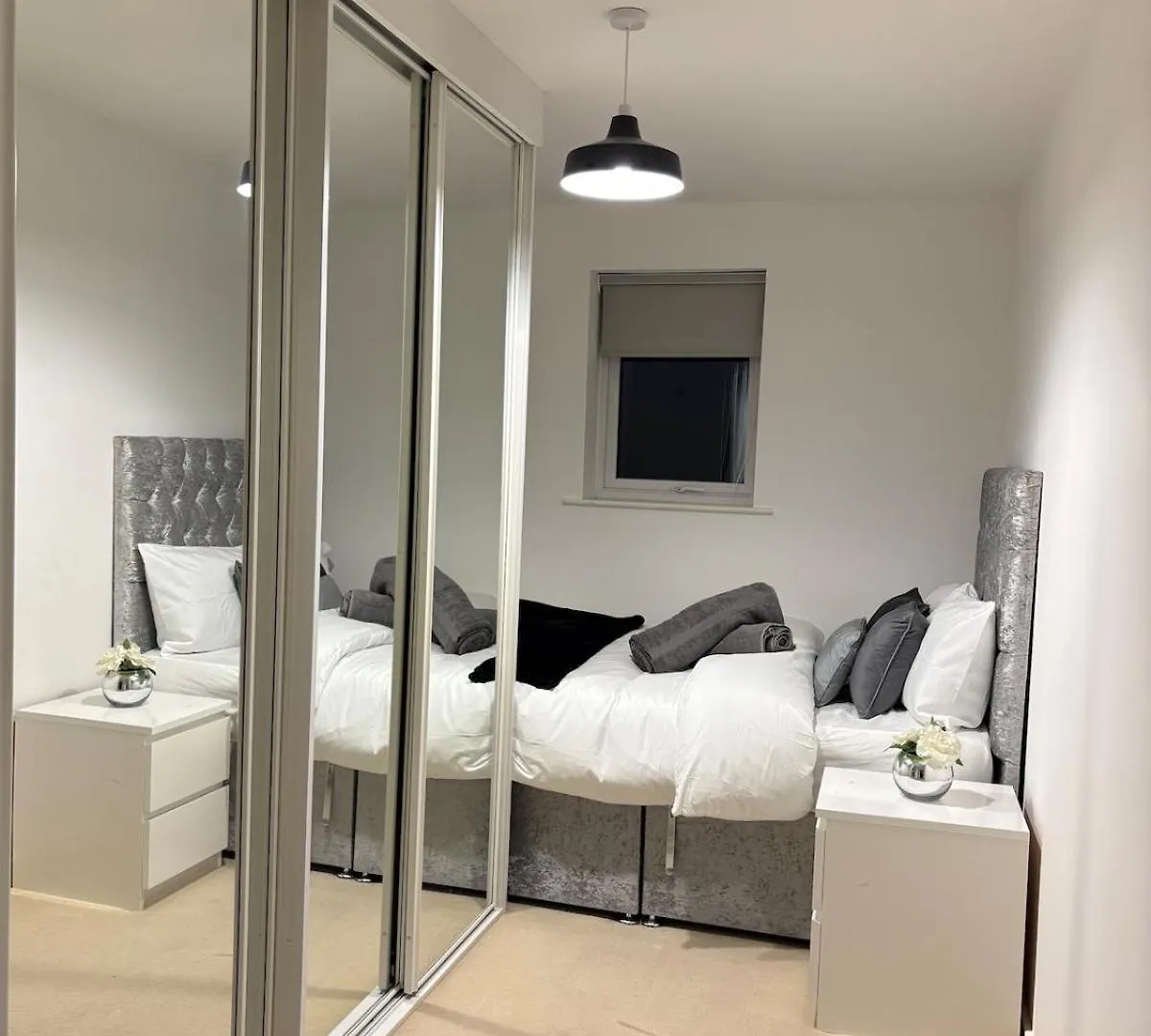 2-Bedroom 1-Bathroom Apartment Sheffield, Sleeps Up To 4, 1-Double Bed 2-Single Beds Open Plan Kitchen With Dining Area And Lounge Σέφιλντ