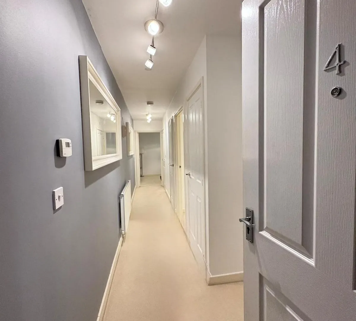 2-Bedroom 1-Bathroom Apartment Sheffield, Sleeps Up To 4, 1-Double Bed 2-Single Beds Open Plan Kitchen With Dining Area And Lounge