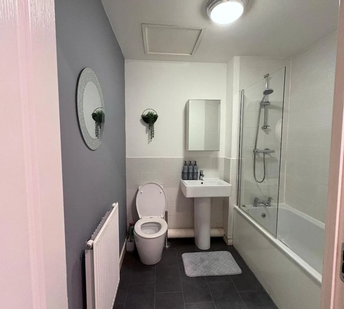 2-Bedroom 1-Bathroom Apartment Sheffield, Sleeps Up To 4, 1-Double Bed 2-Single Beds Open Plan Kitchen With Dining Area And Lounge 0*, Σέφιλντ