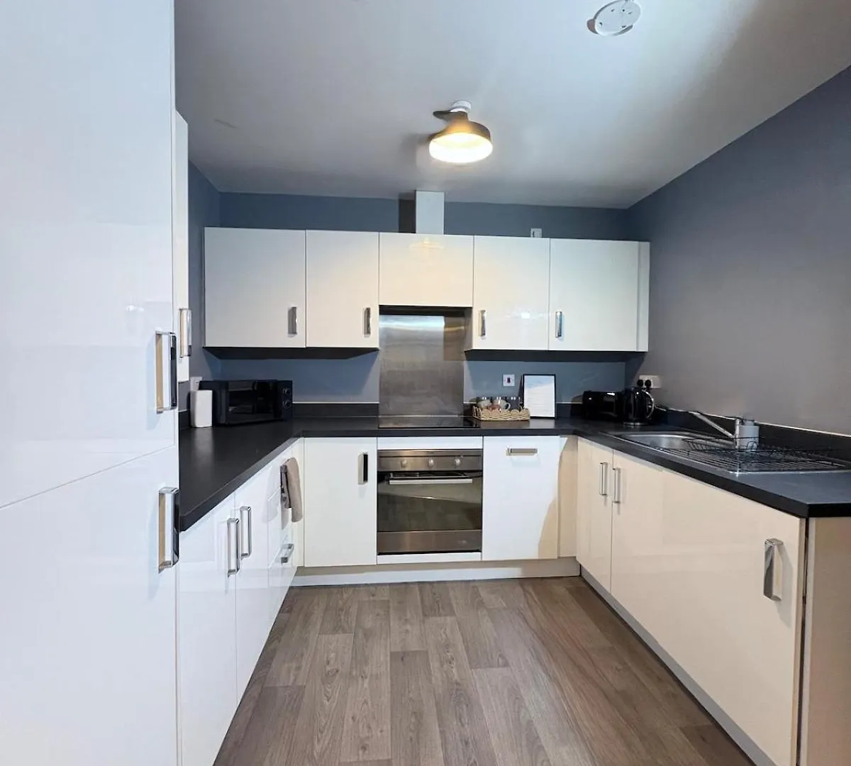 2-Bedroom 1-Bathroom Apartment Sheffield, Sleeps Up To 4, 1-Double Bed 2-Single Beds Open Plan Kitchen With Dining Area And Lounge Σέφιλντ
