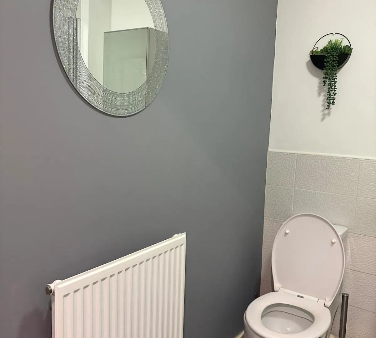 2-Bedroom 1-Bathroom Apartment Sheffield, Sleeps Up To 4, 1-Double Bed 2-Single Beds Open Plan Kitchen With Dining Area And Lounge