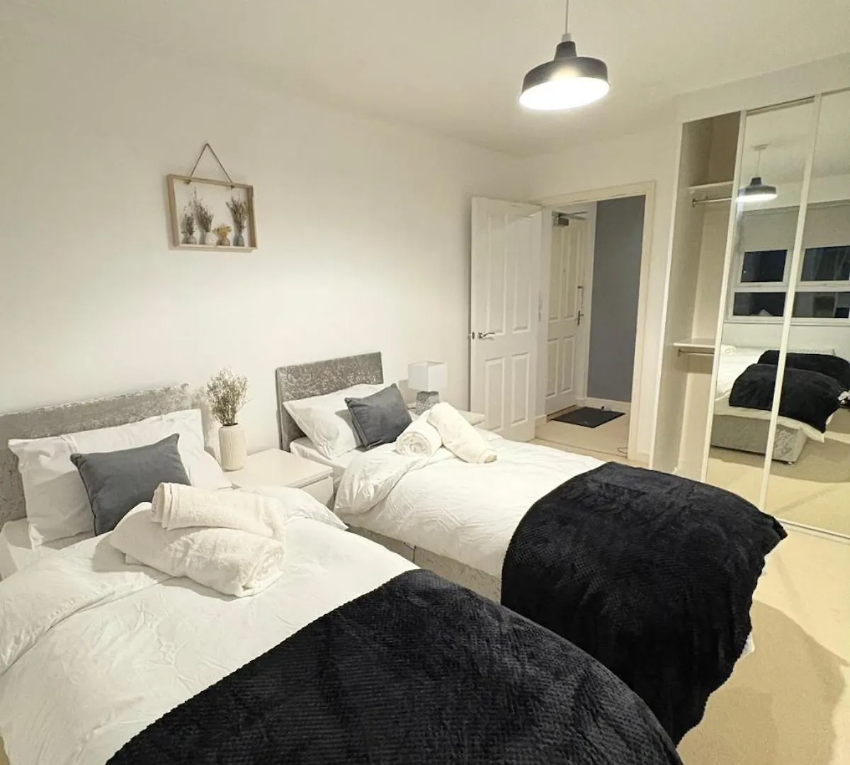 2-Bedroom 1-Bathroom Apartment Sheffield, Sleeps Up To 4, 1-Double Bed 2-Single Beds Open Plan Kitchen With Dining Area And Lounge