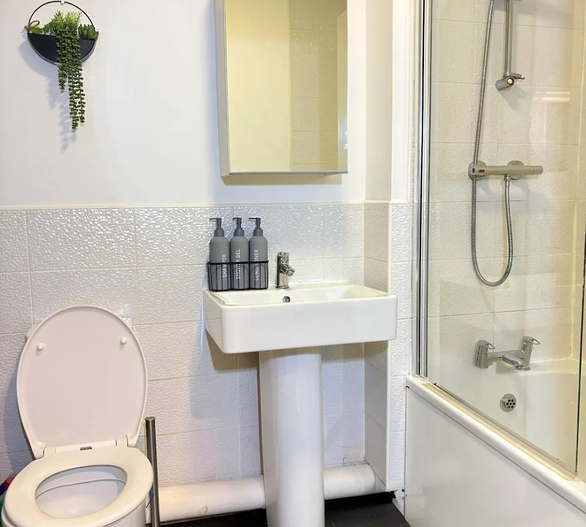 2-Bedroom 1-Bathroom Apartment Sheffield, Sleeps Up To 4, 1-Double Bed 2-Single Beds Open Plan Kitchen With Dining Area And Lounge