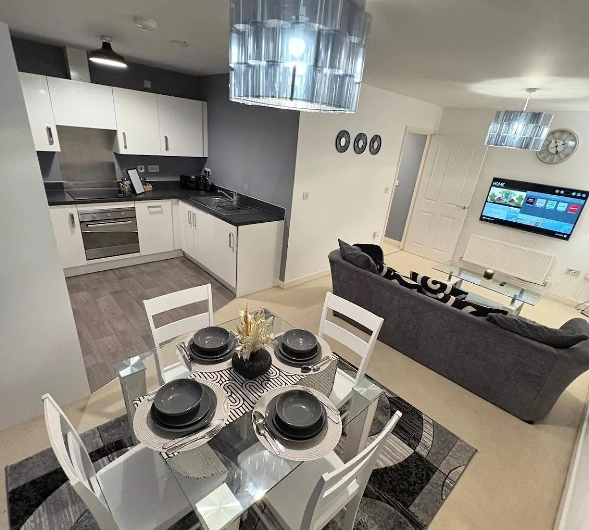 2-Bedroom 1-Bathroom Apartment Sheffield, Sleeps Up To 4, 1-Double Bed 2-Single Beds Open Plan Kitchen With Dining Area And Lounge