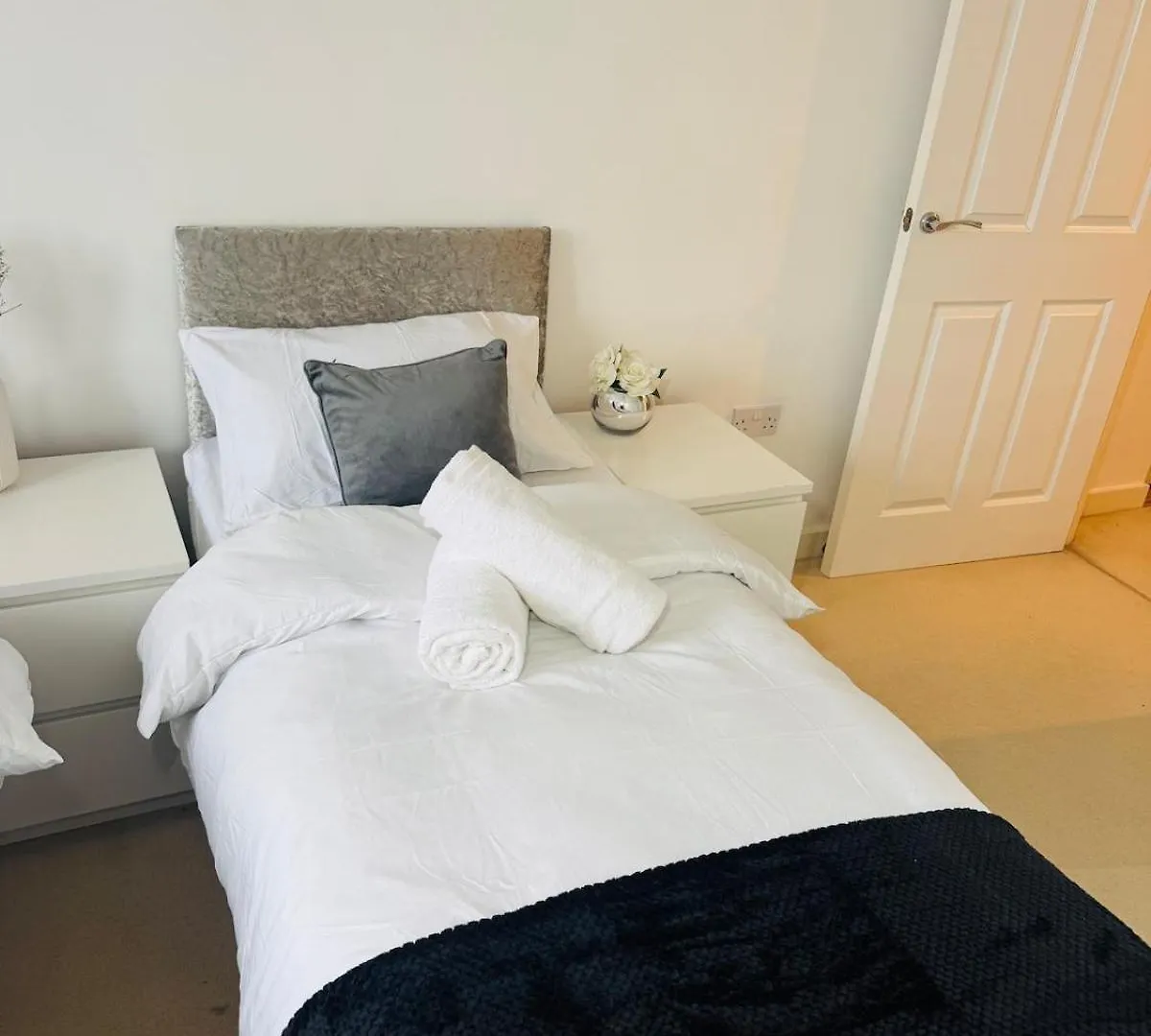 2-Bedroom 1-Bathroom Apartment Sheffield, Sleeps Up To 4, 1-Double Bed 2-Single Beds Open Plan Kitchen With Dining Area And Lounge