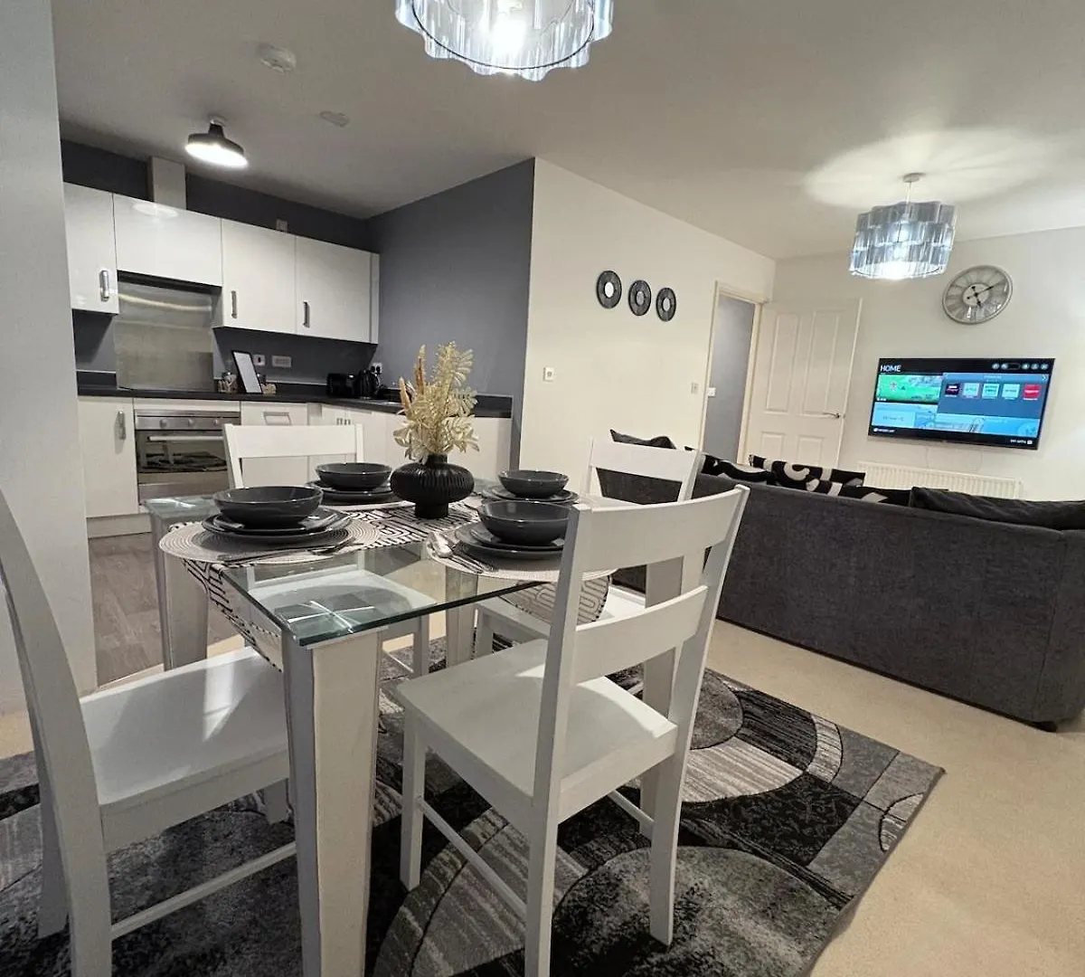 2-Bedroom 1-Bathroom Apartment Sheffield, Sleeps Up To 4, 1-Double Bed 2-Single Beds Open Plan Kitchen With Dining Area And Lounge