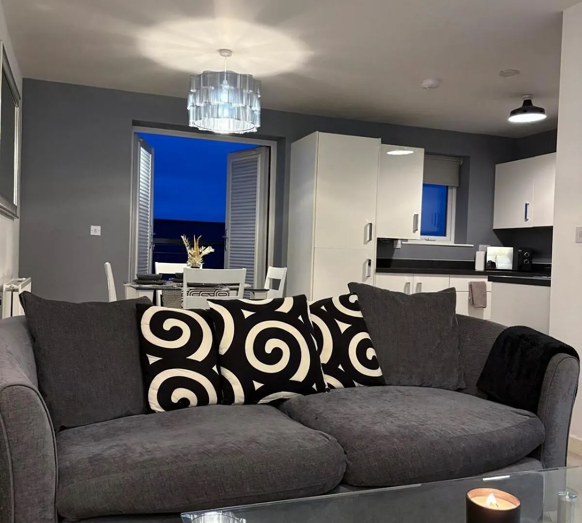 2-Bedroom 1-Bathroom Apartment Sheffield, Sleeps Up To 4, 1-Double Bed 2-Single Beds Open Plan Kitchen With Dining Area And Lounge